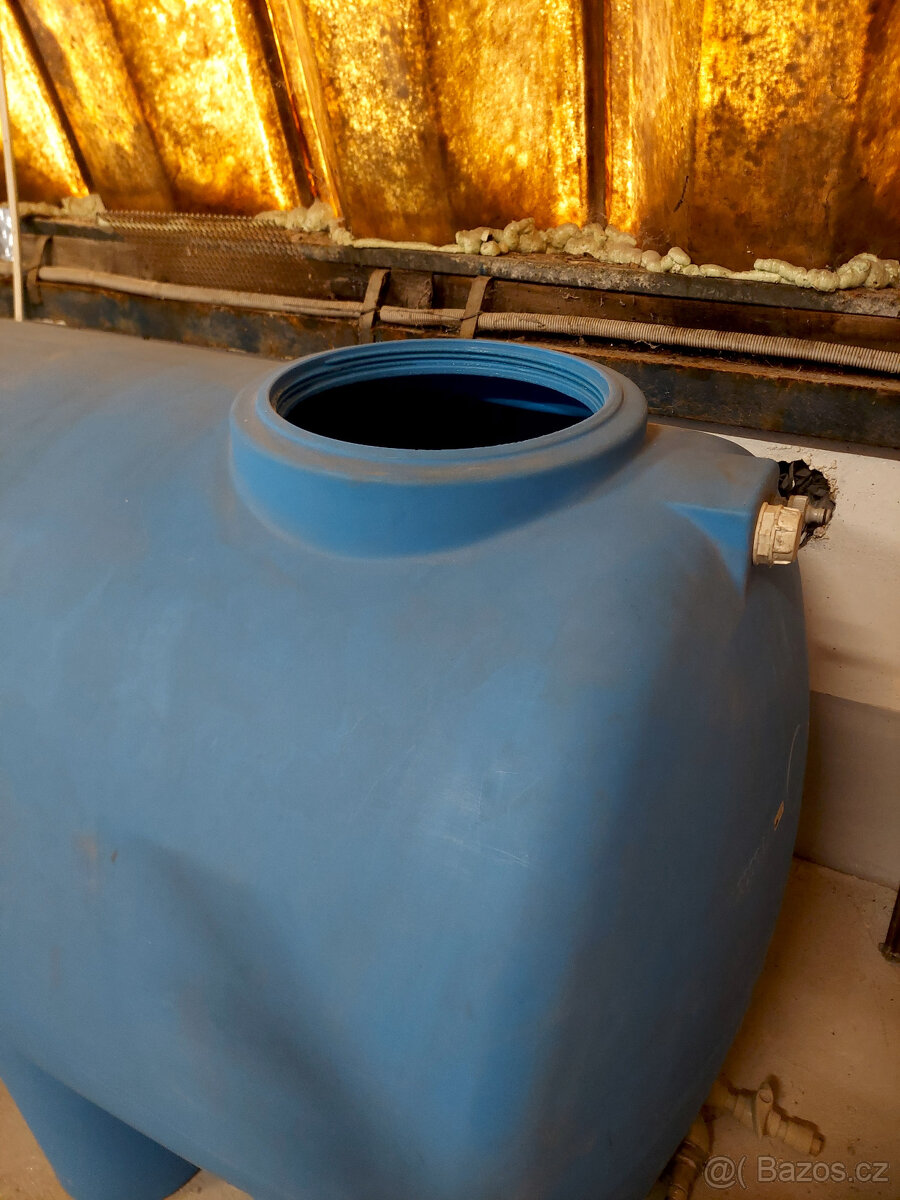 Nádrž na pitnou vodu 2000L. - 3
