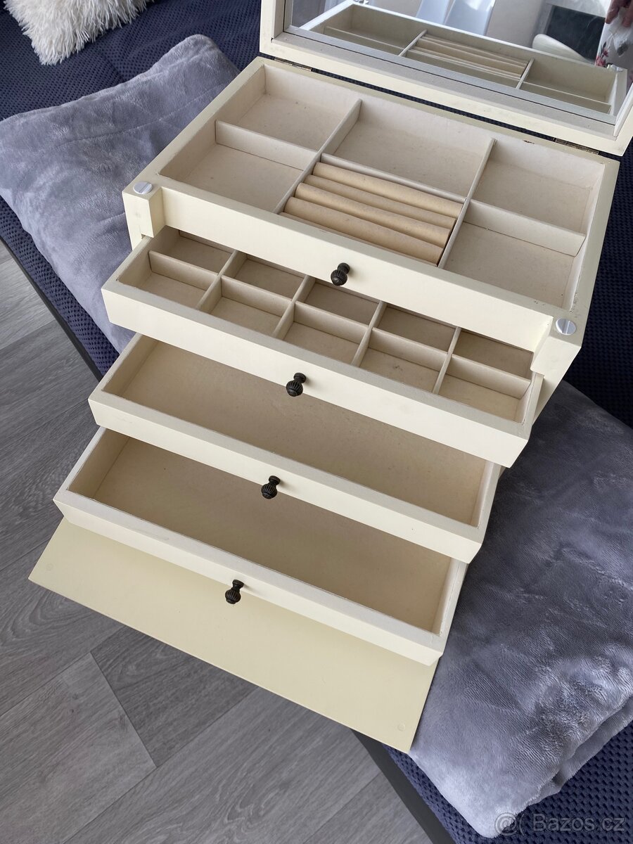 Krásná prostorná šperkovnice - 3