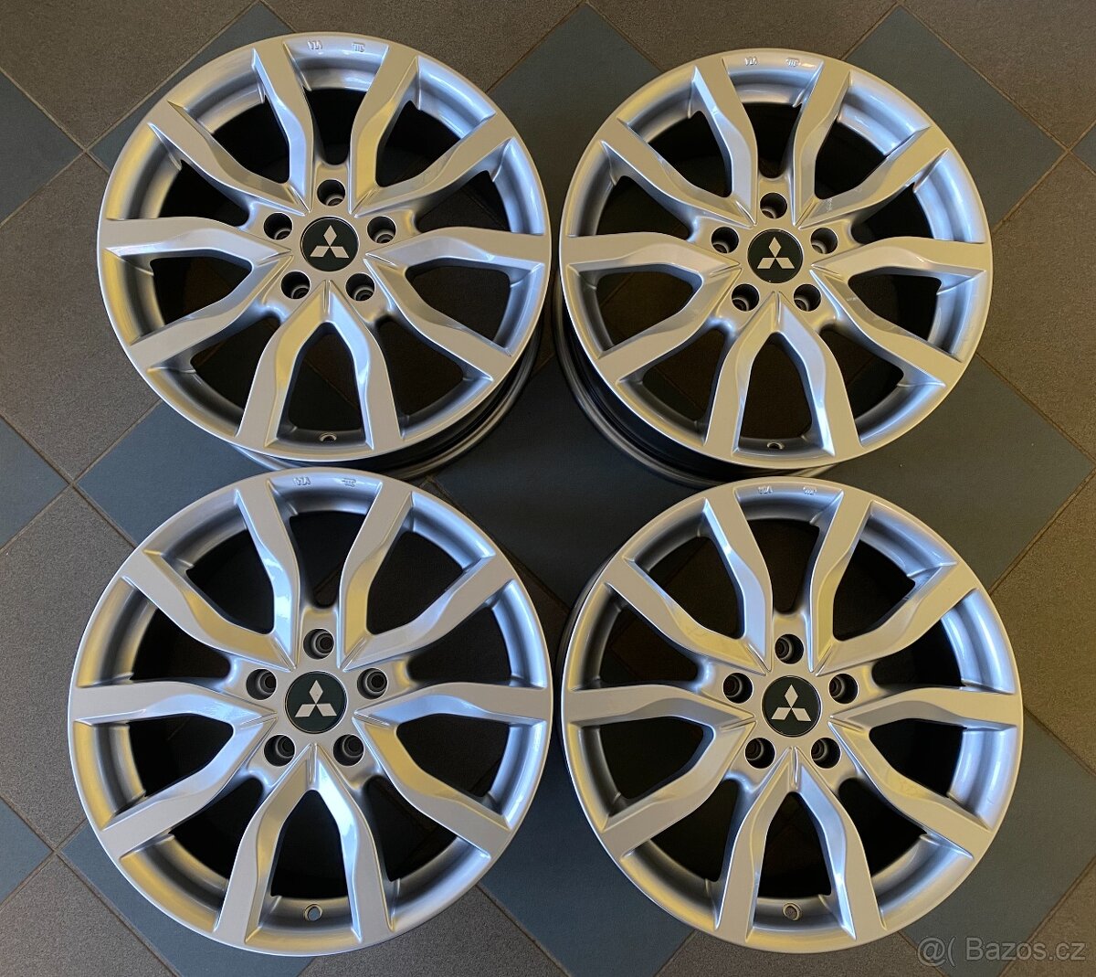 nová alu kola 17", rozteč šroubů 5x114,3 - 3