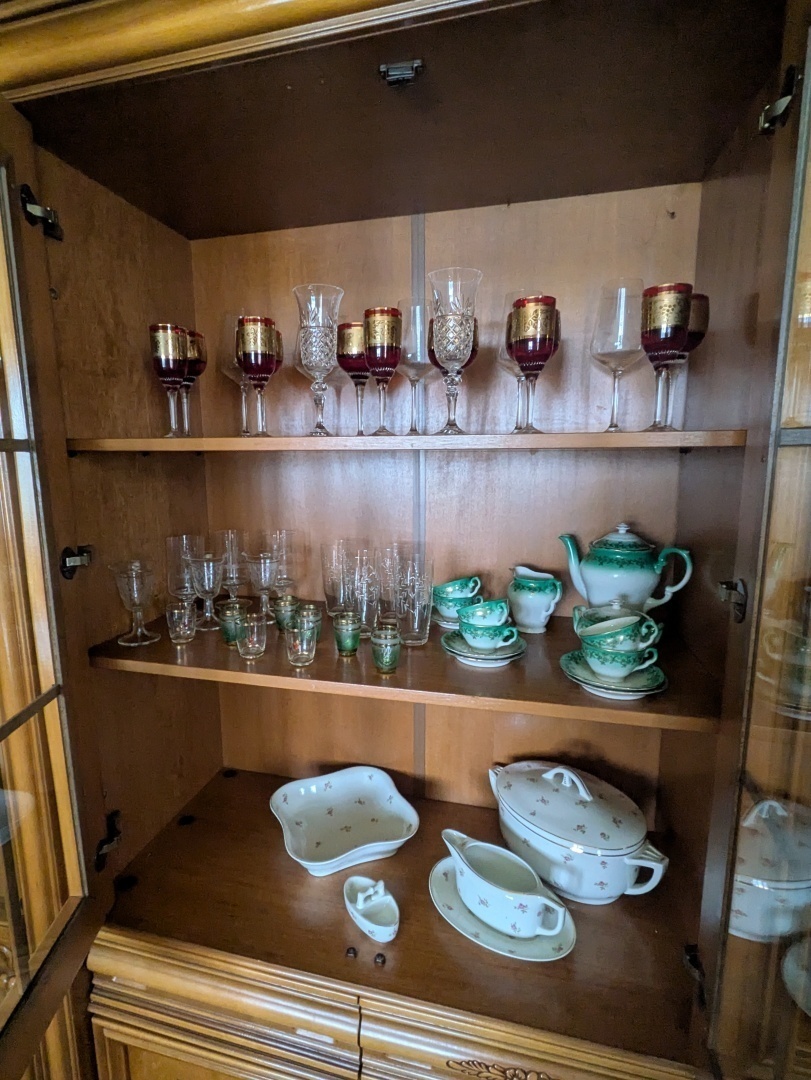 Krásná designová prosklená vitrína - 3