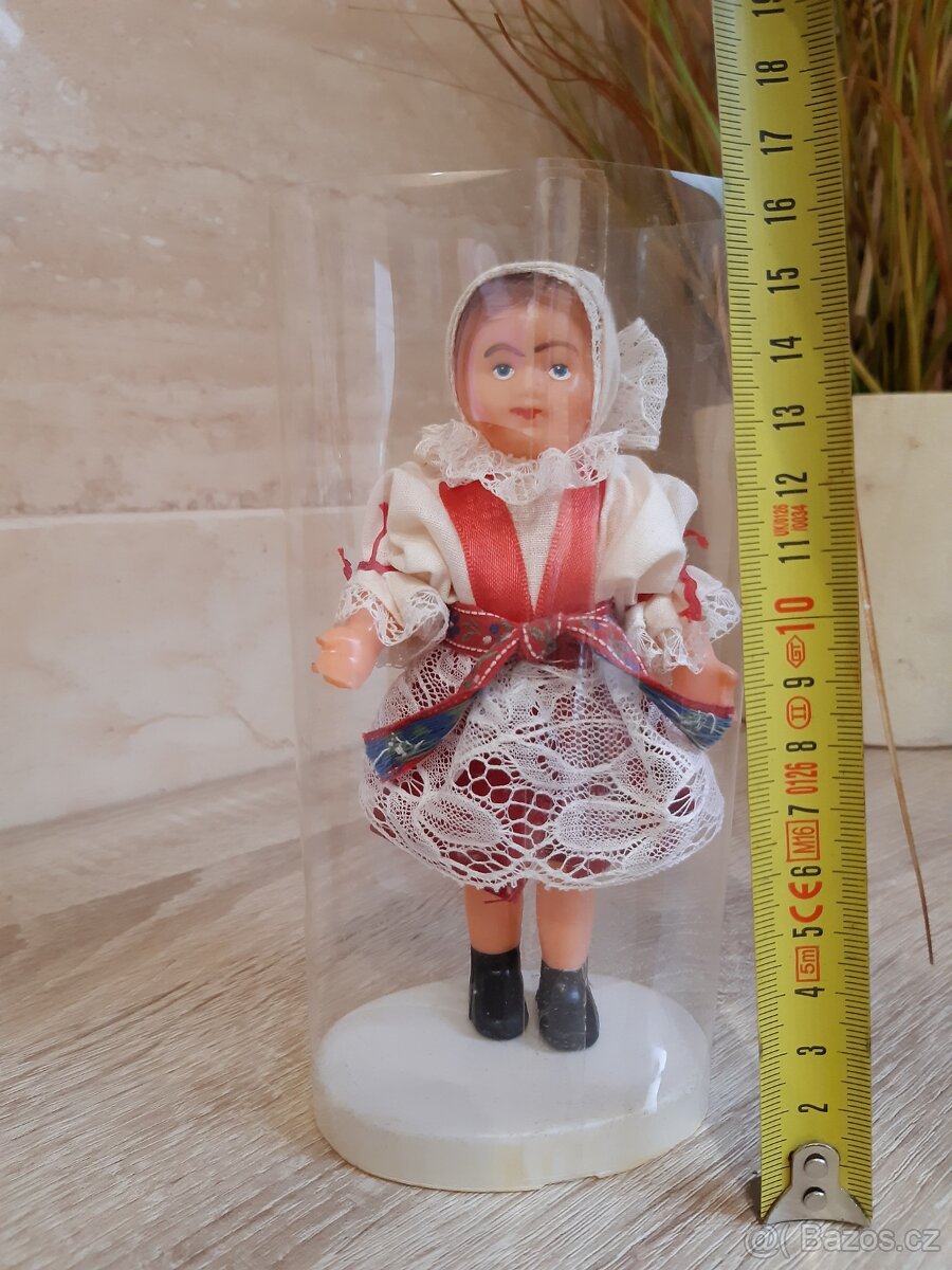 Panenka v kroji - 3
