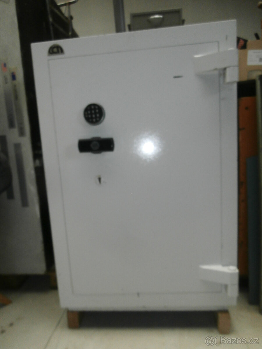 Trezor železobetonový bankovní za 12.000 kč - 3
