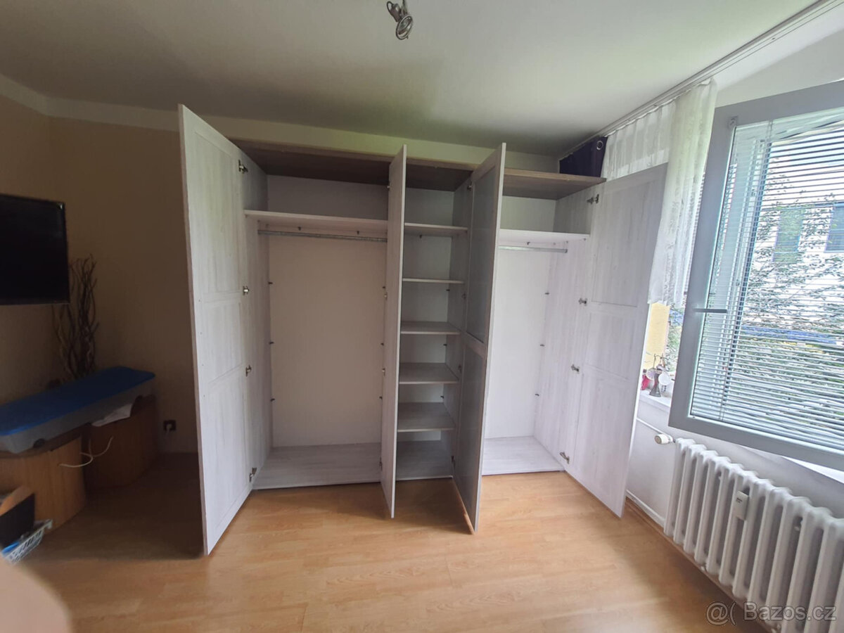 Velká šatní skřín. - 3