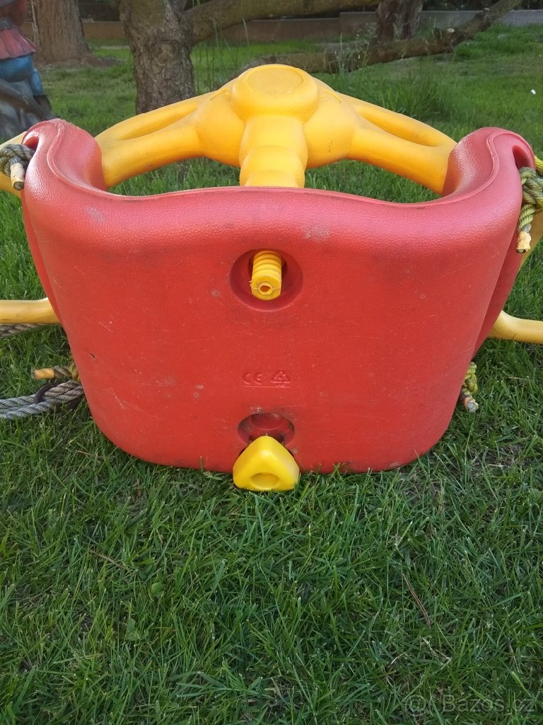 Starší plastová houpačka. - 3