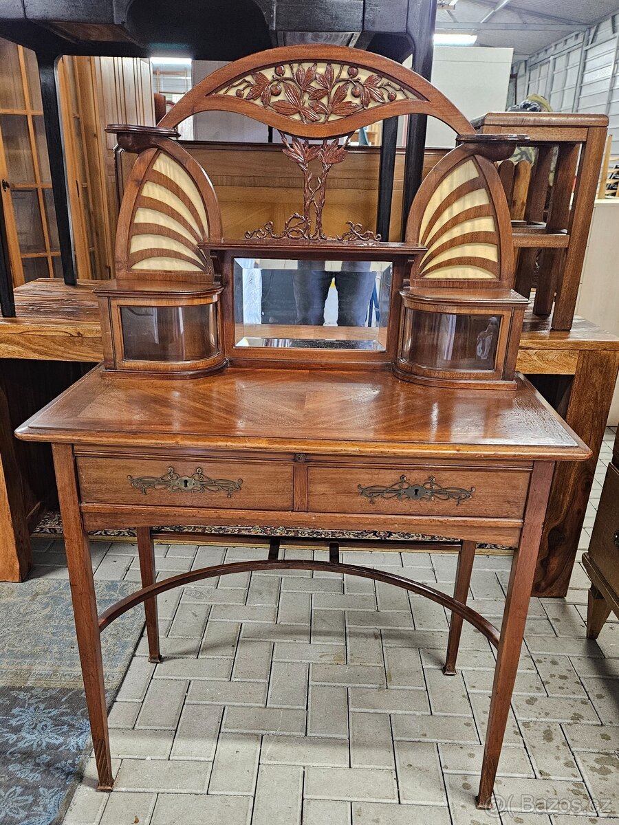 Kosmetický stolek řezbovaný - 3
