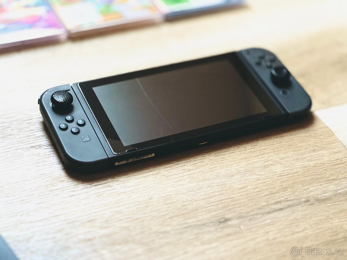 Nintendo Switch - Kompletní Příslušenství + 6 her - 3
