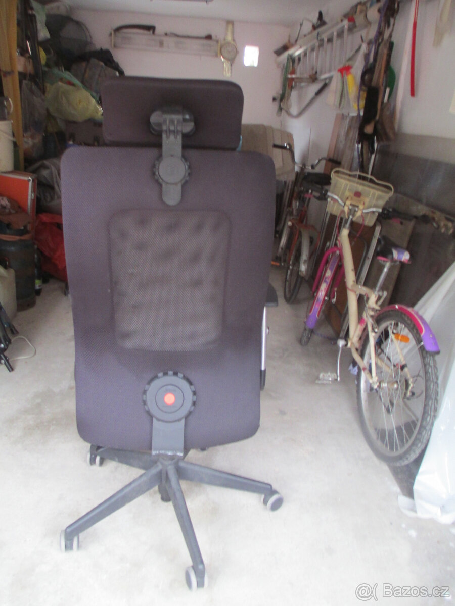 Velmi zachovalé pojízdné křeslo kancelářské větší - 3