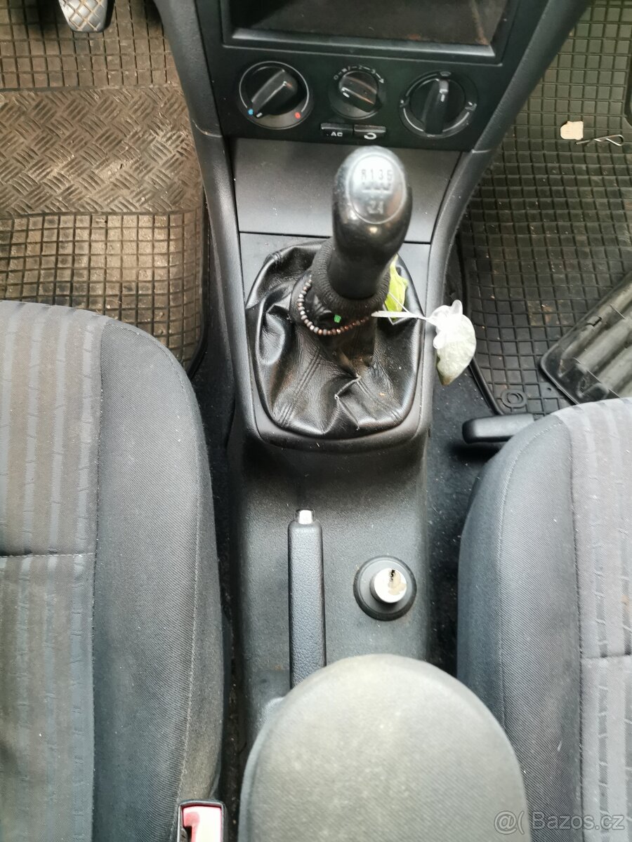 Škoda Octavia, 1,6, 75 kW, benzín. R. 2001 - 3