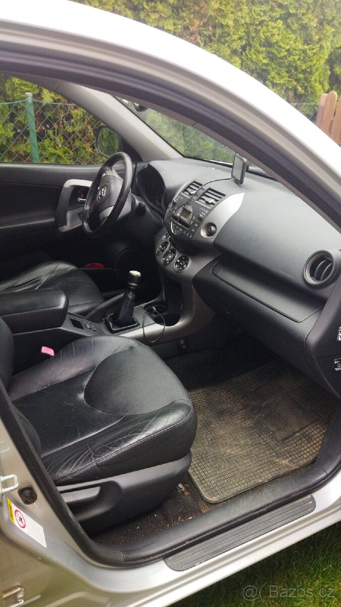 Prodám Toyota RAV4 - 3