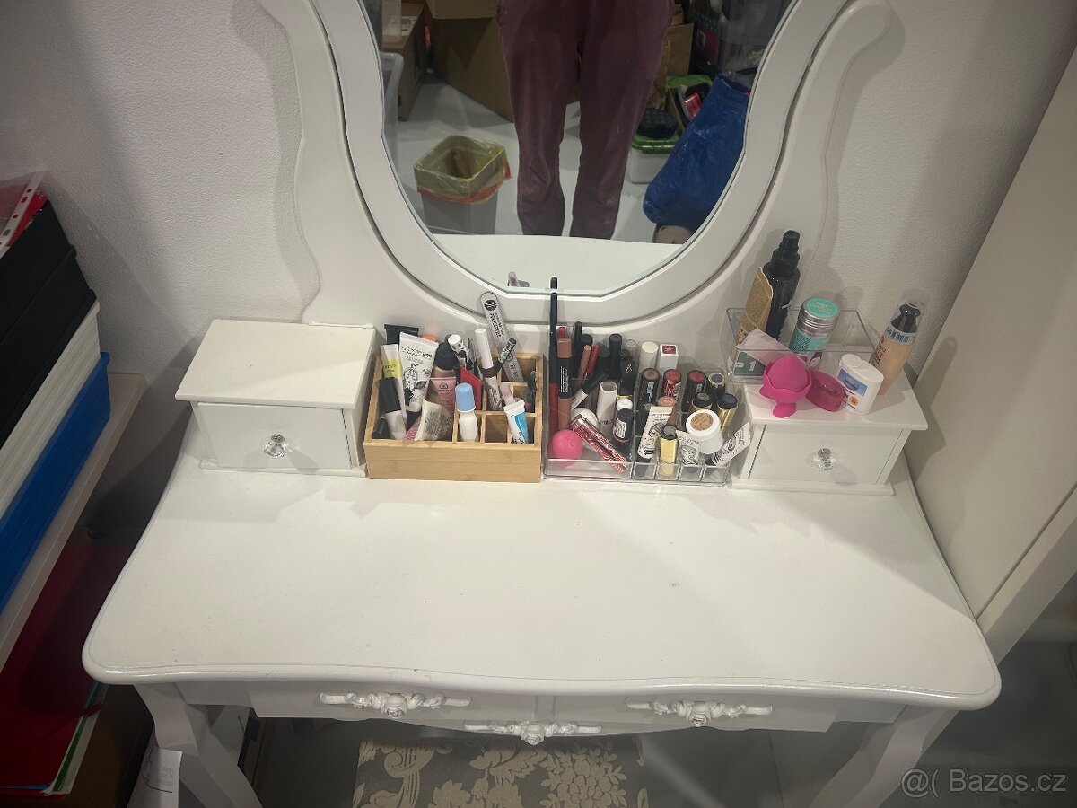 Kosmeticky stolek - 3