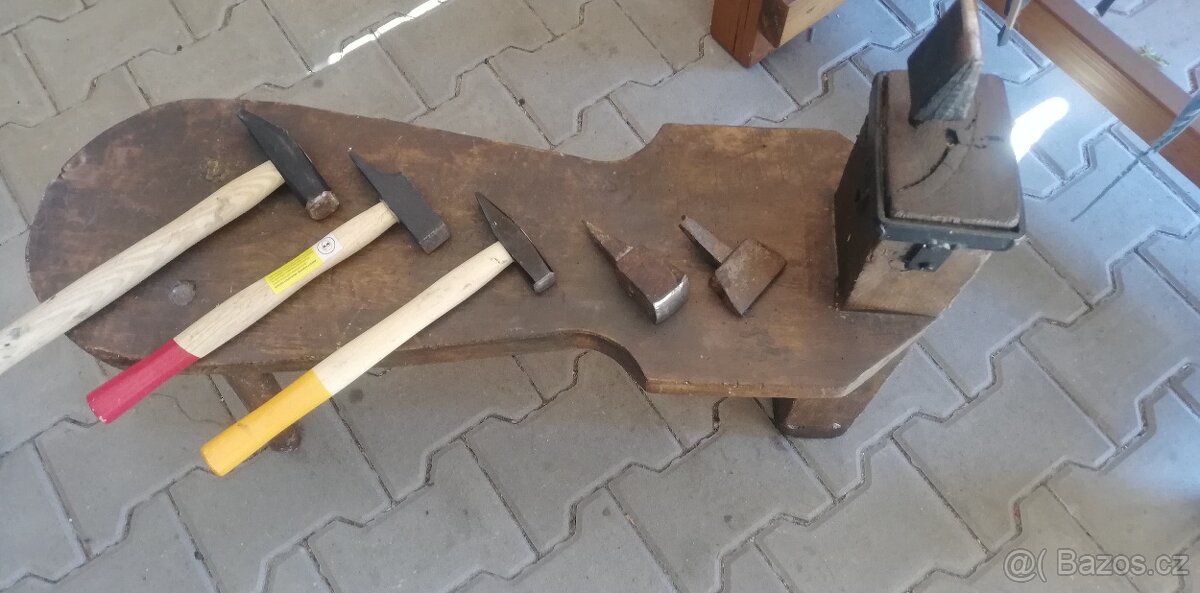 1x KOSA, 3 NAKLEPÁVAČE, KLADÍVKA, KOZLÍK - 3