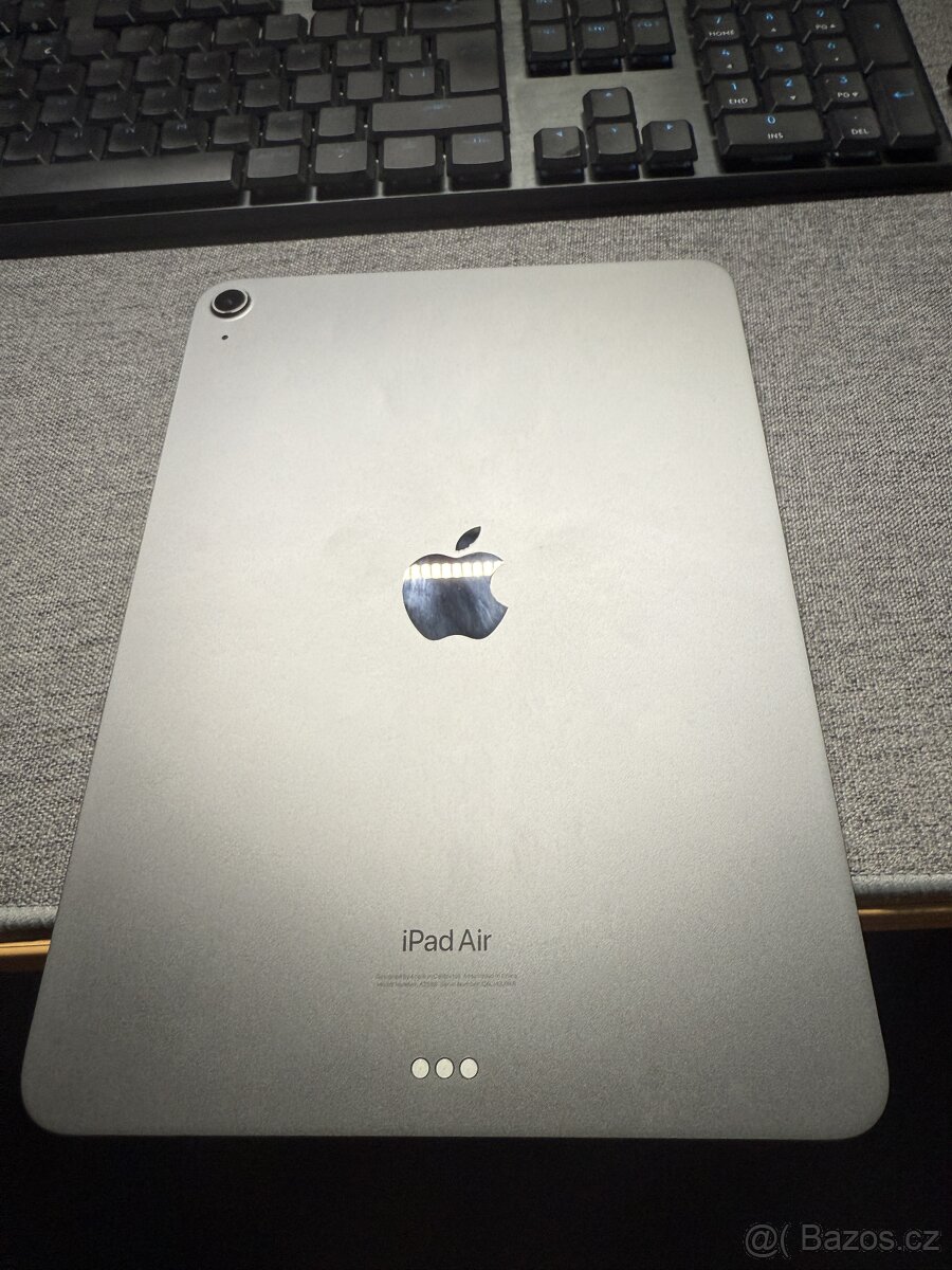iPad Air 5 (2022) 64 GB WiFi + Logitech Combo Touch pouzdro - 3