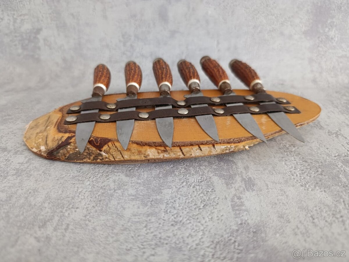 6ks malých nožíku na dřevěné podložce na zavěšení - 3