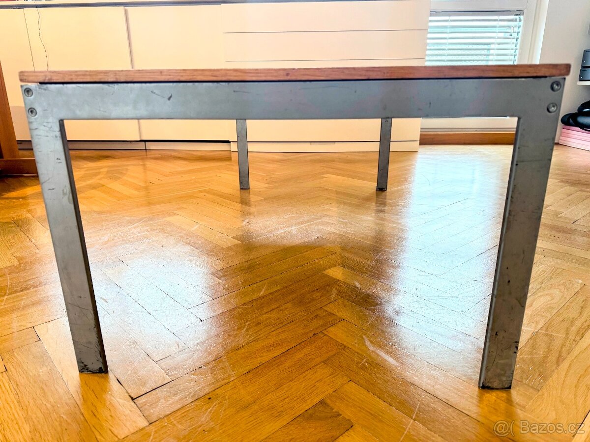 Jednoduchý konferenční stolek - dřevěná deska, kovové nohy - 3