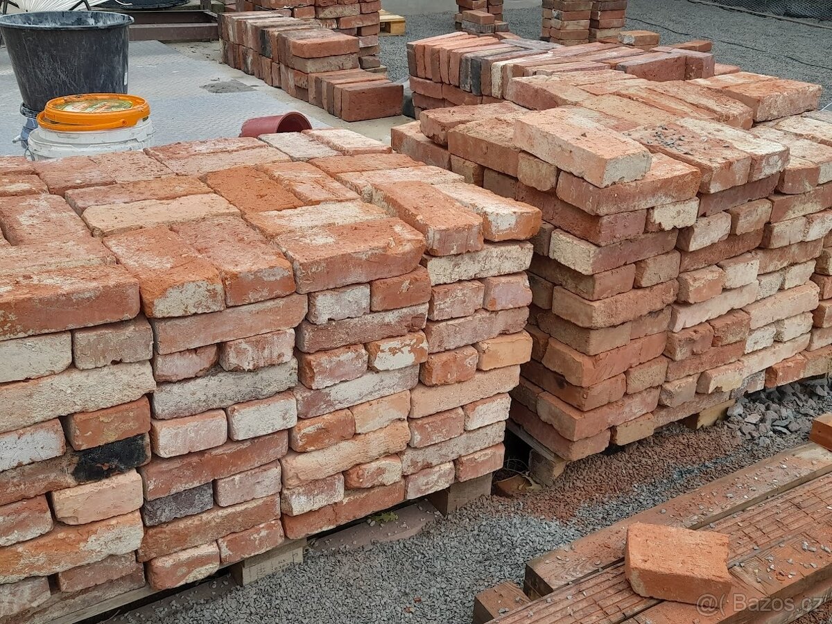 Staré kvalitní cihly z roku 1925. Plzeň město - 3