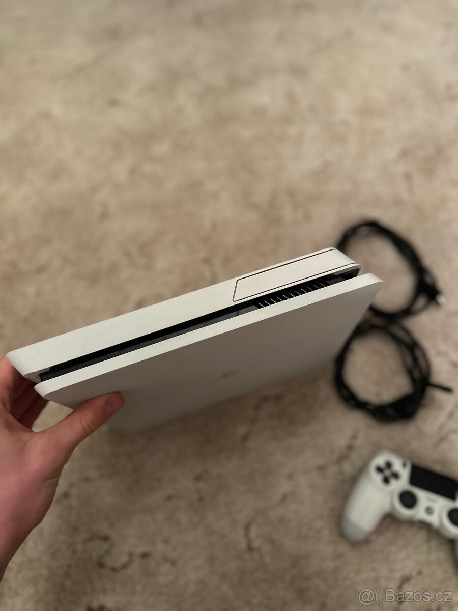 Sony PlayStation 4 slim - 3