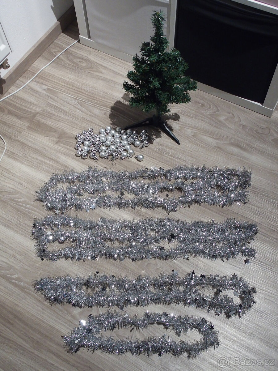 Malý umělý vánoční stromeček a stříbrné ozdoby - 3
