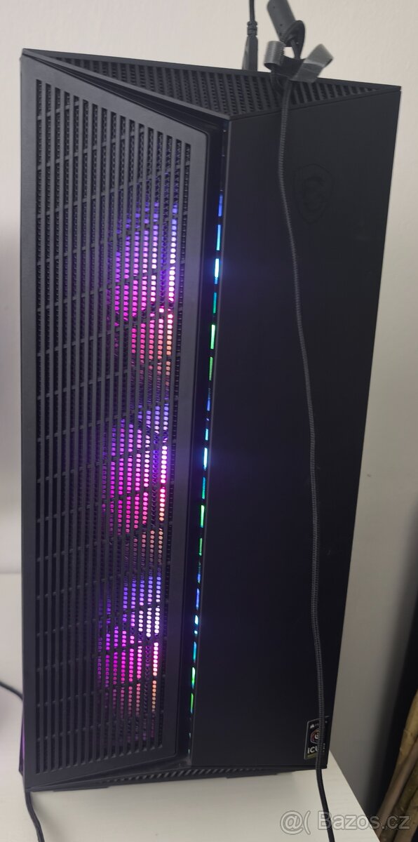 Herní počítač s klávesnicí, monitorem a reproduktory - 3