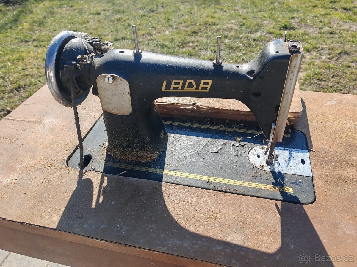 Starý šicí stroj a nohy k sicimu stroji - 3