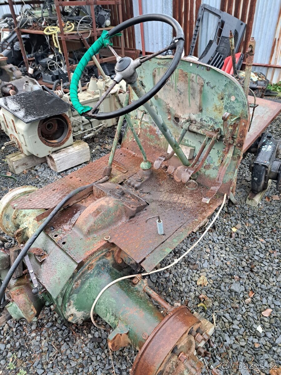 Traktor kolový Škoda 30 díly - 3