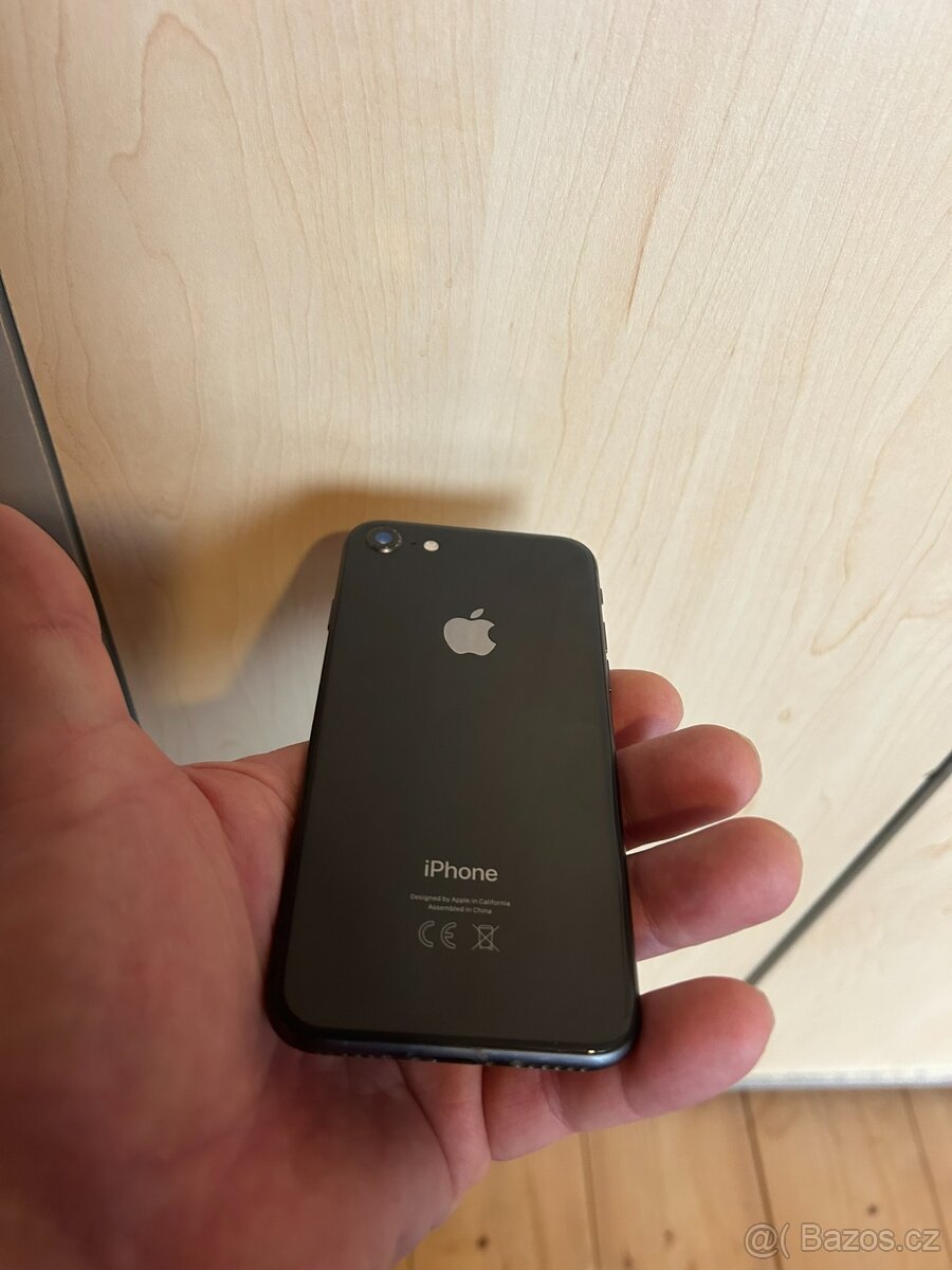 iPhone 8 64GB - nepoškrábaný - plně funkční - 3