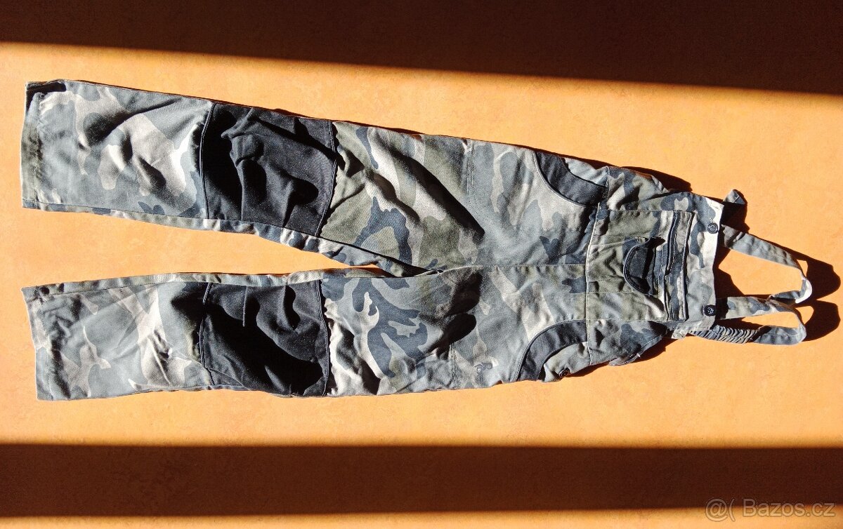 Maskáčové kalhoty s náprsenkou vel.130 - 3