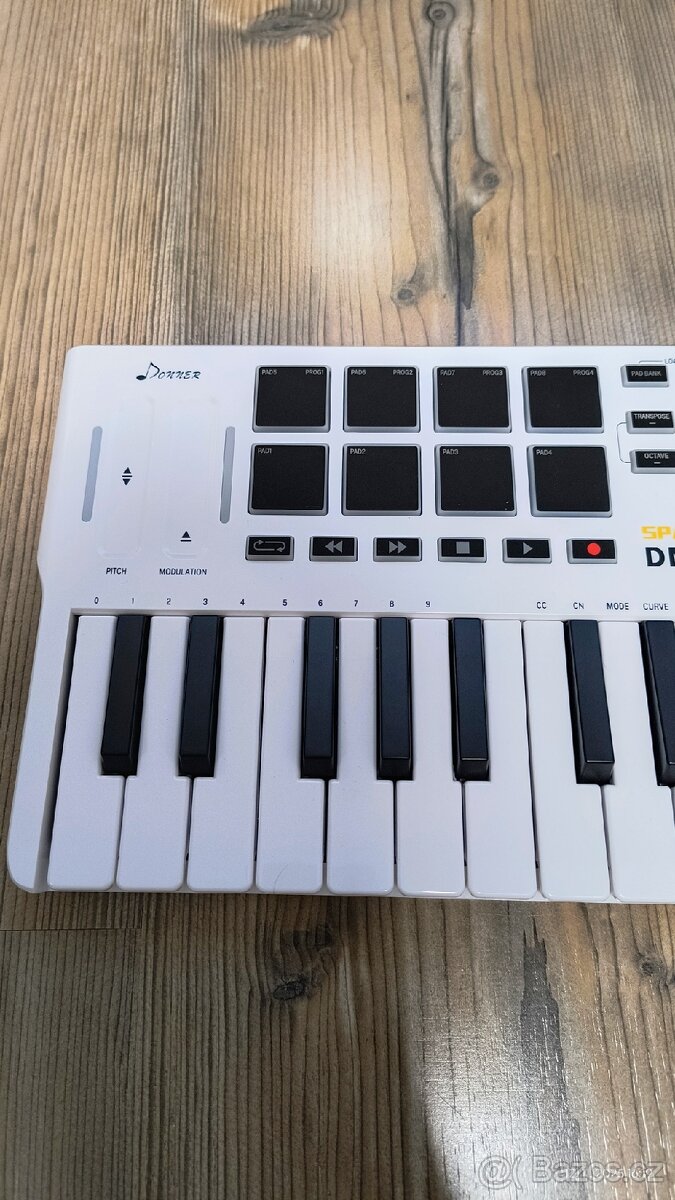 MIDI klávesy 25 – jako nové, elegantní bílé provedení 🎶
- 3