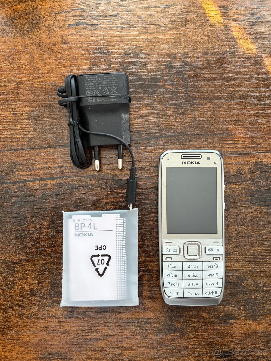 📱 Nokia E52 – perfektní stav - 3