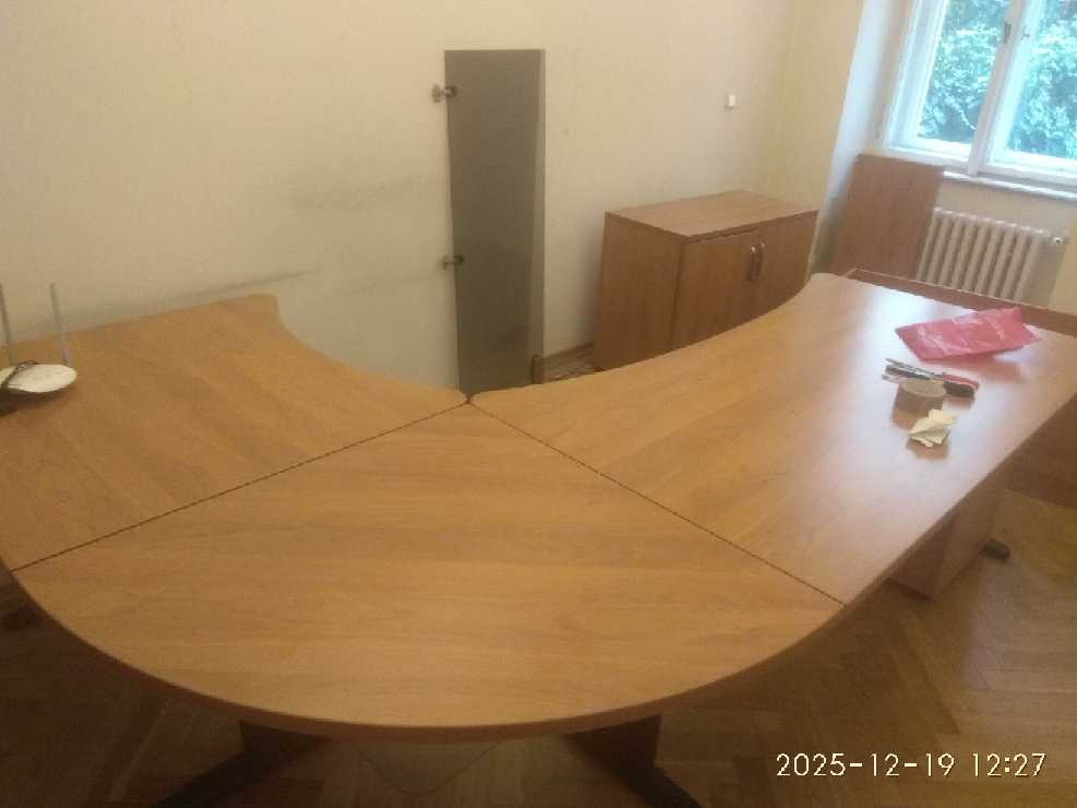 Kvalitní italský kancelářský nábytek - stoly a skříně - 3