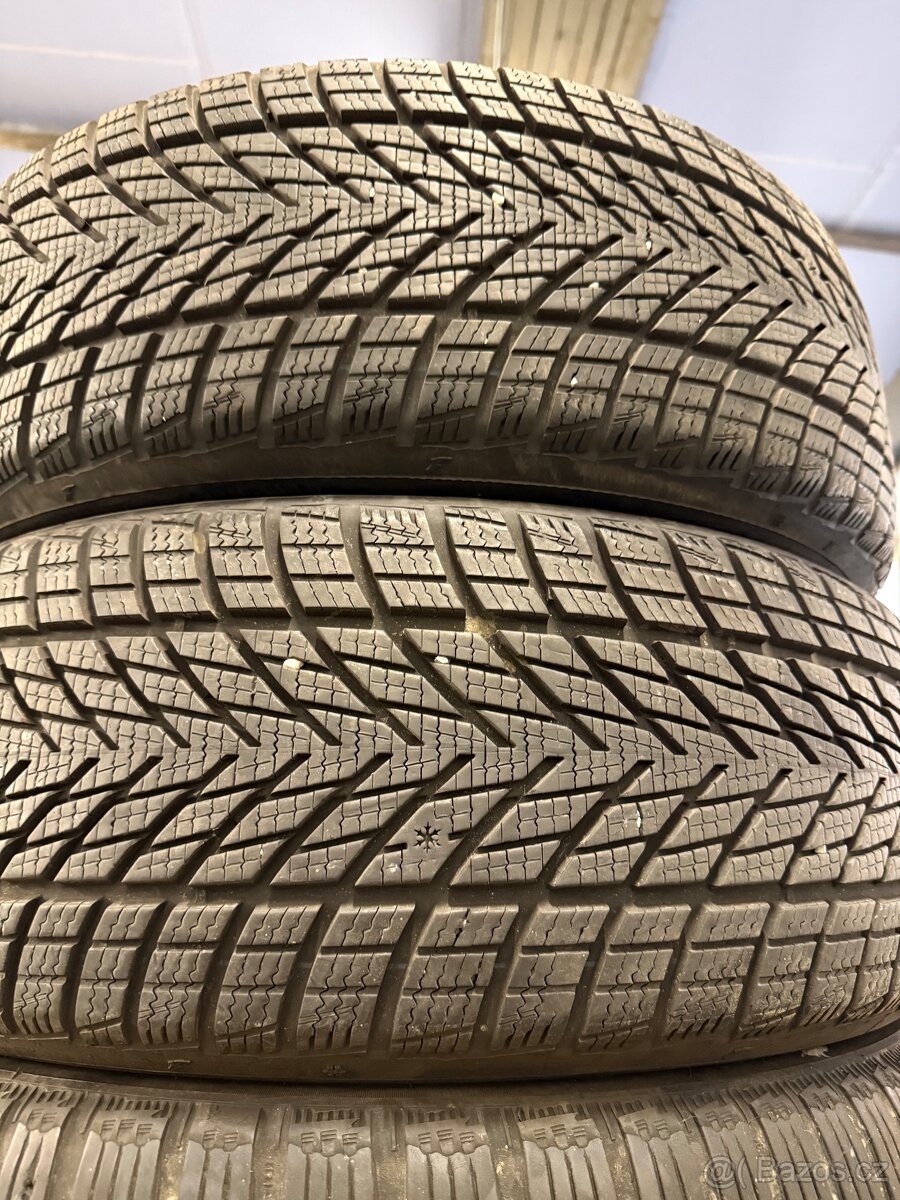 prodám zimní 205/55/17 Goodyear a Michelin - 3