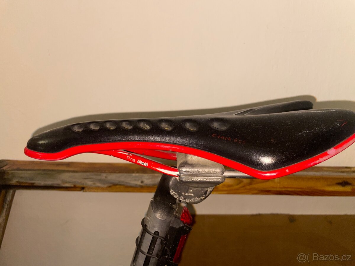 Starší silniční kolo v dobrém stavu - 3