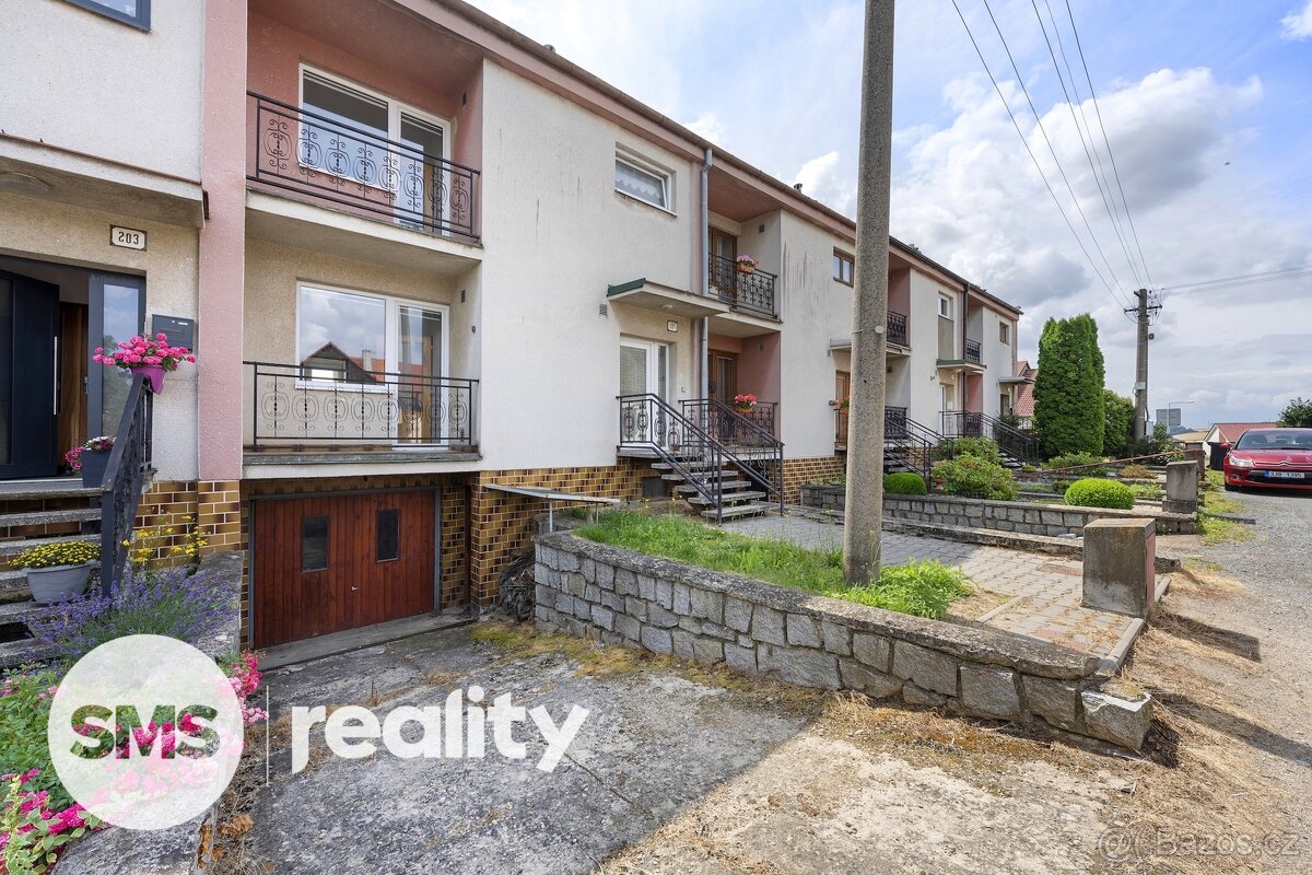 Prodej prostorného řadového domu 4+1 s garáží a zahradou – Č - 3