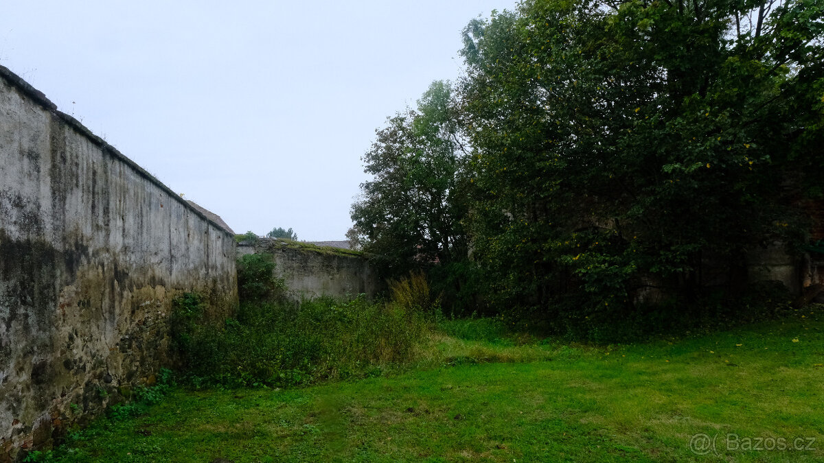 Prodej atyp.st.pozemek(1100 m2)areál zámku,Police u Jemnice - 3
