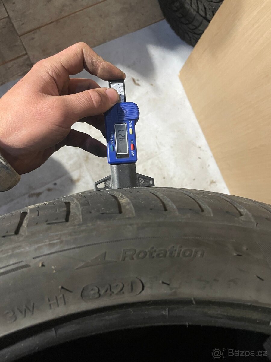 Zimní pneumatiky 235/40r19 - 3