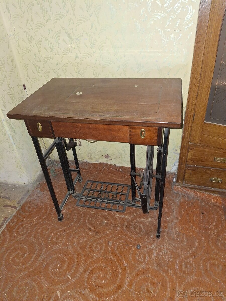 Prodám šicí stroj LADA - 3