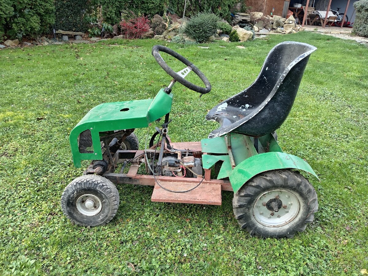 Dětský benzínový traktůrek