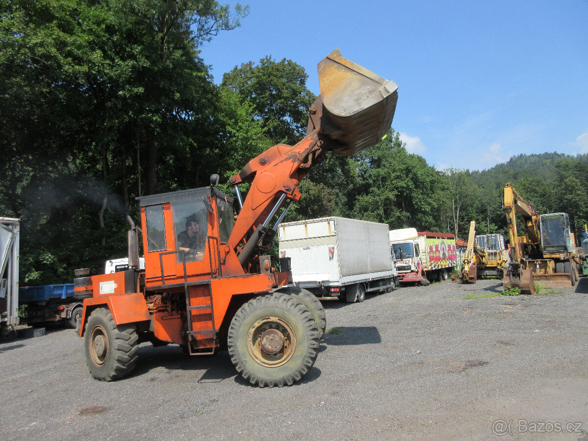 Kolový NAKLADAČ ZTS UNK 320 - 3