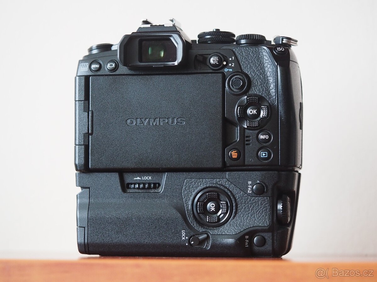 Olympus OM-D E-M1 mark III + bateriový grip - 3