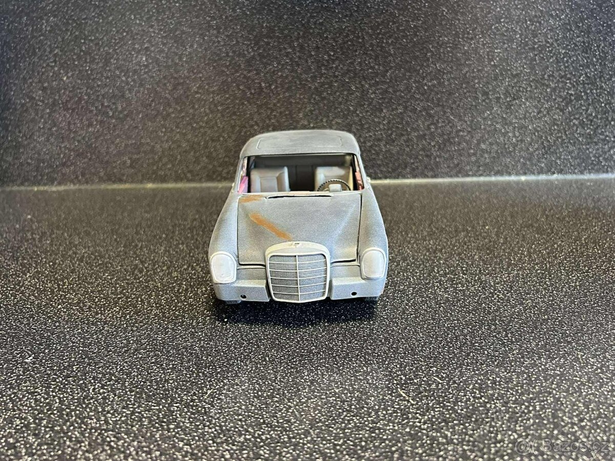 Mercedes Benz W111 220 SE heckflosse barn find 1:18 - 3