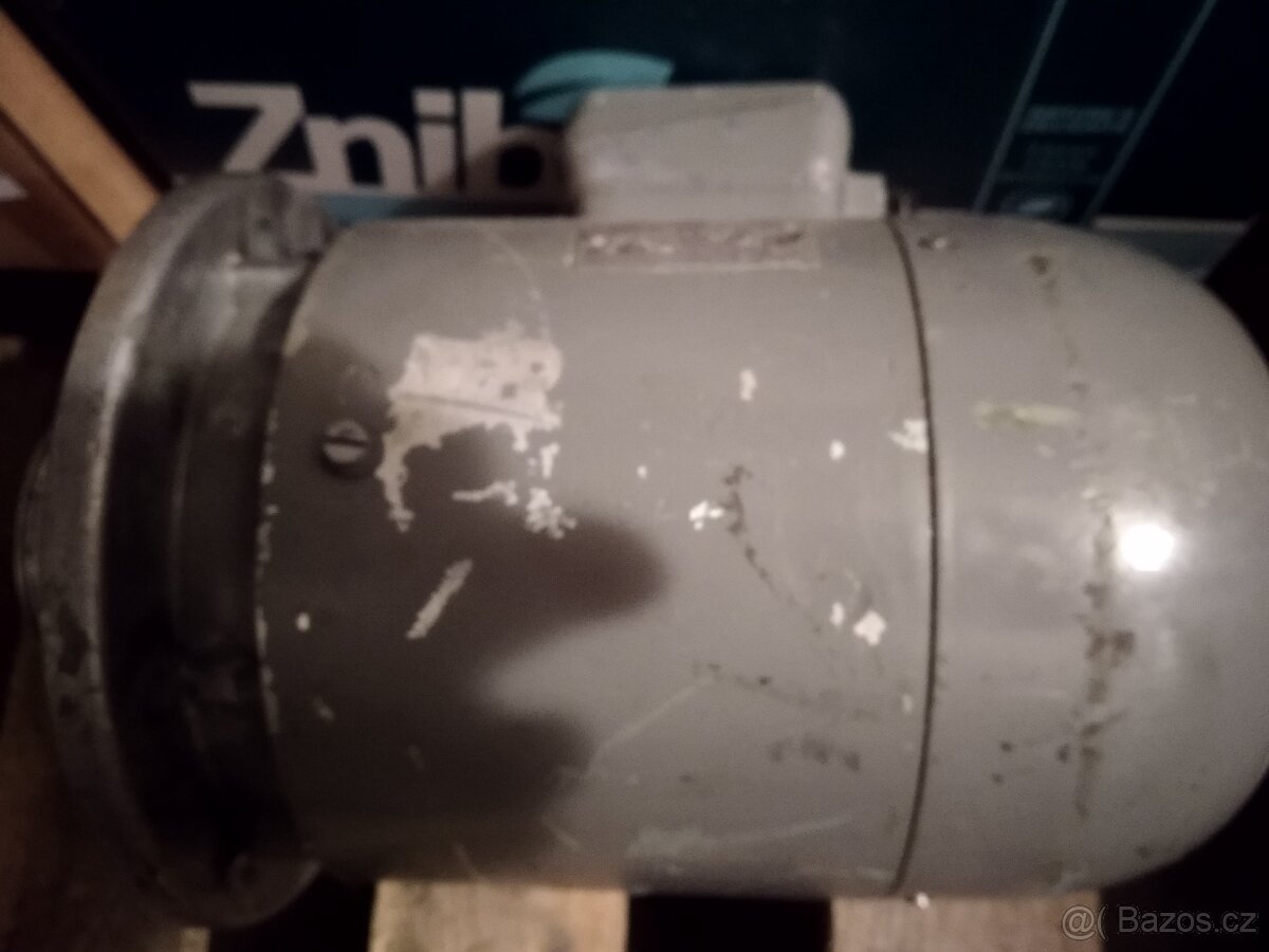 Třífázový asynchronní motor - přírubový - 3