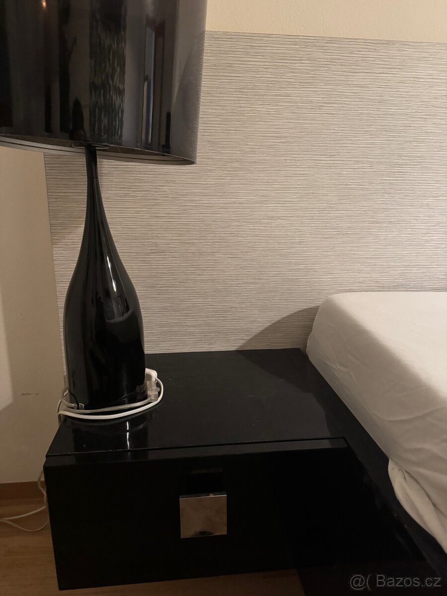 Postel s nočními stolky a matraci - 3