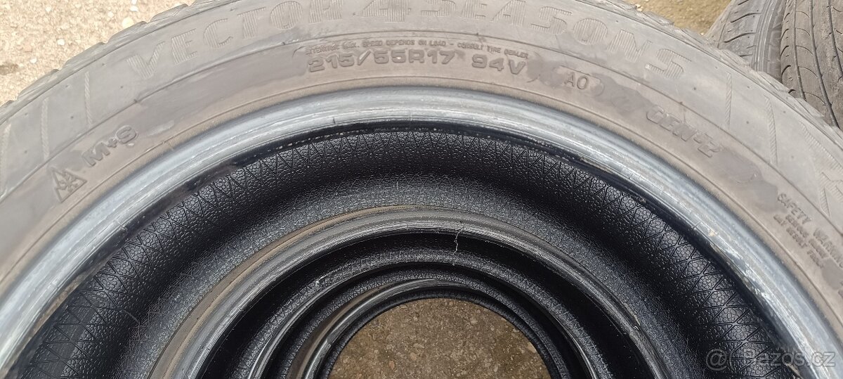 Goodyear 215/55R17 94V Celoroční - 3