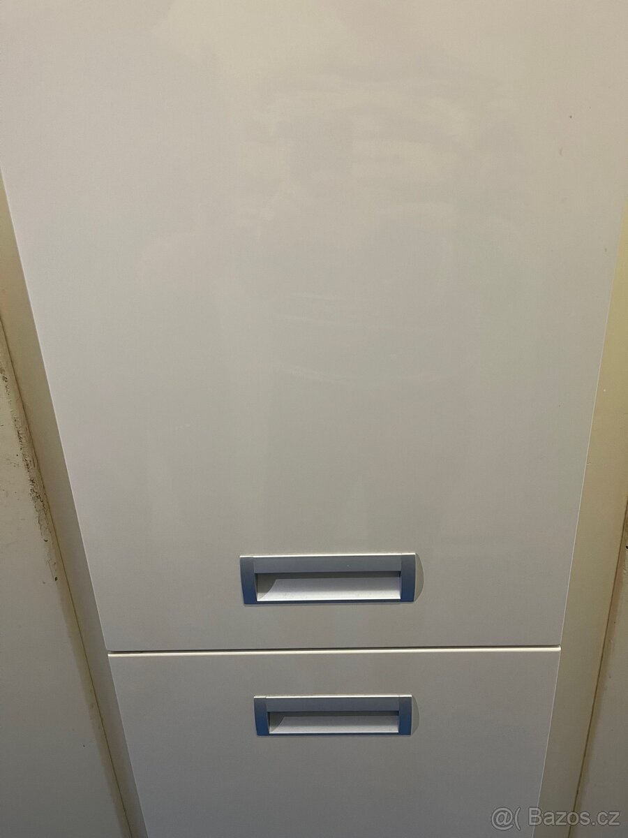 Koupelnová skříňka - 3