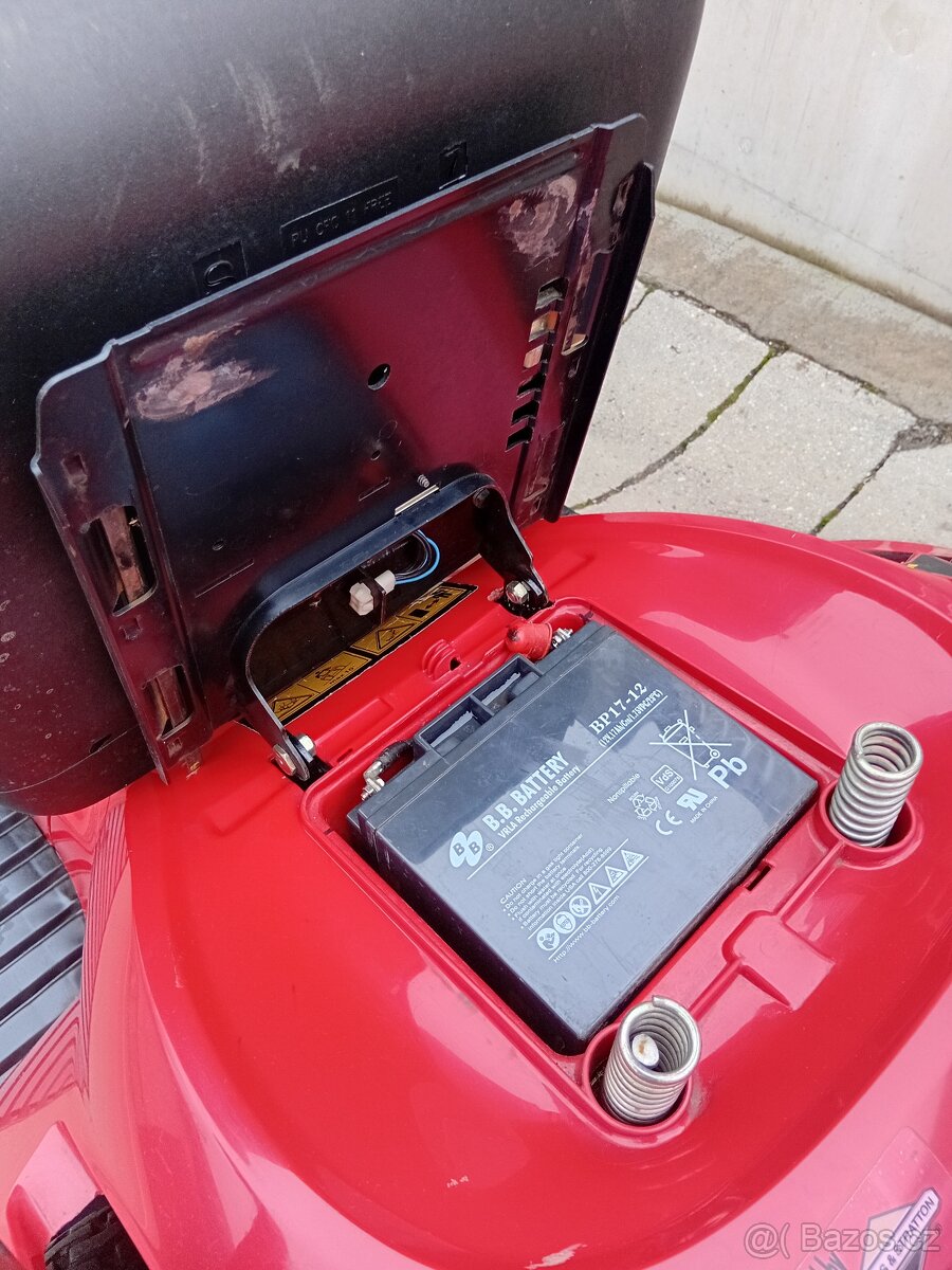 Prodám zahradní traktor Twin-Cut 13.5Hp manuál - 3