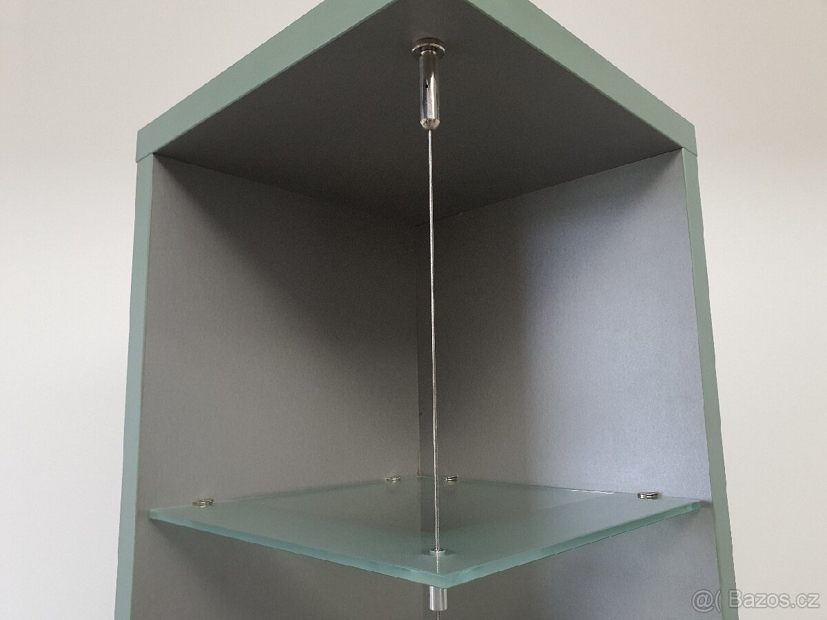 Výstavní rohová policová vitrína - 3