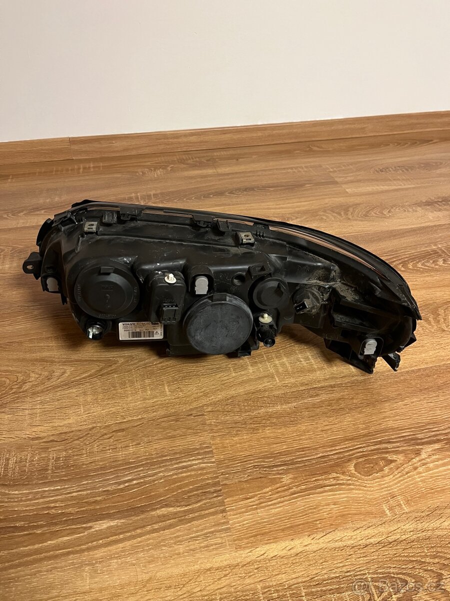 Volvo světlomety pravý 30784250 levý 30784248 - 3