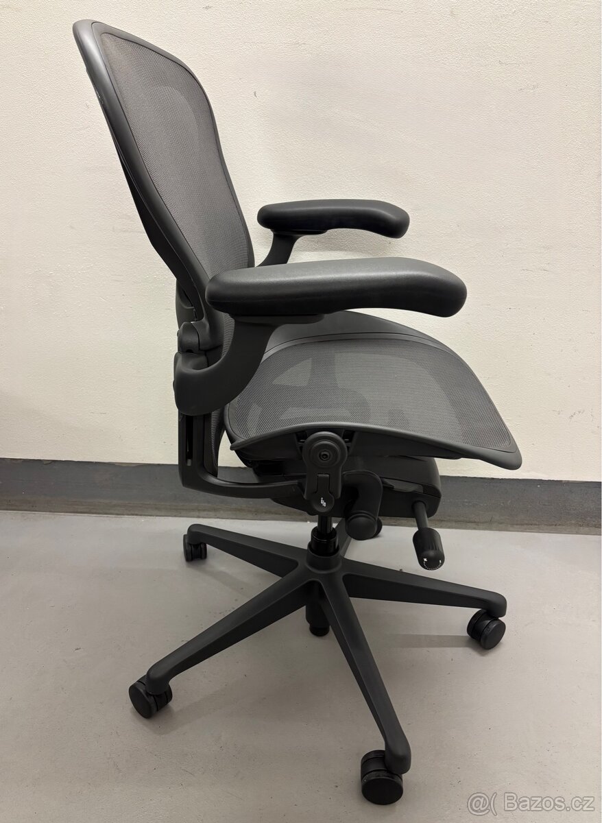 Kancelářská židle Herman Miller Aeron Remastered - 3