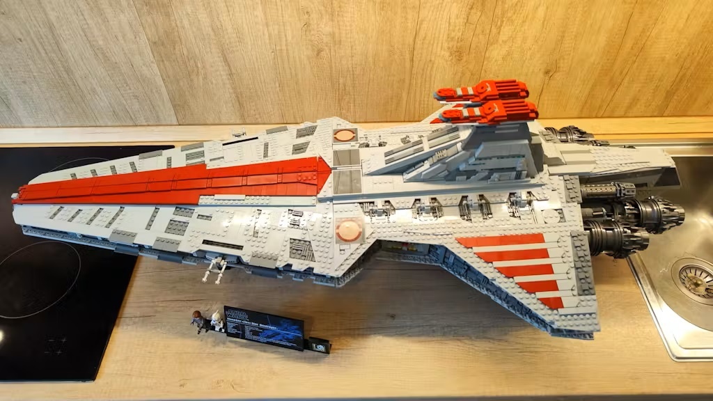 Star Wars Millennium Falcon 75192 a Venator 75367 - 3