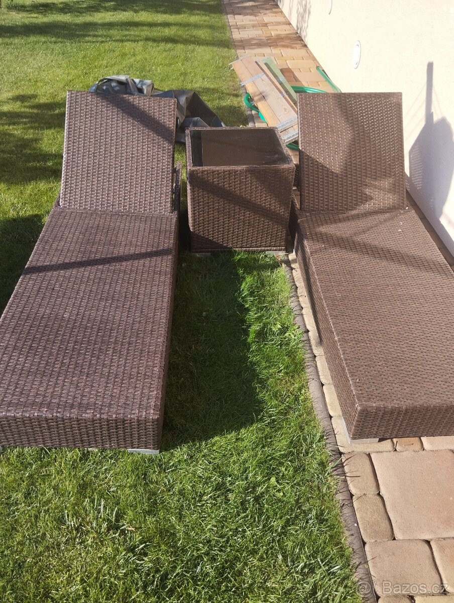 Prodám lehátka plast.ratan nevyužité. - 3