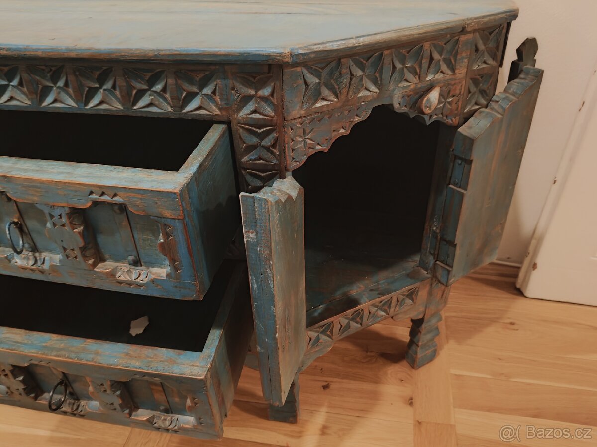 Starožitná nízká skříňka - 3